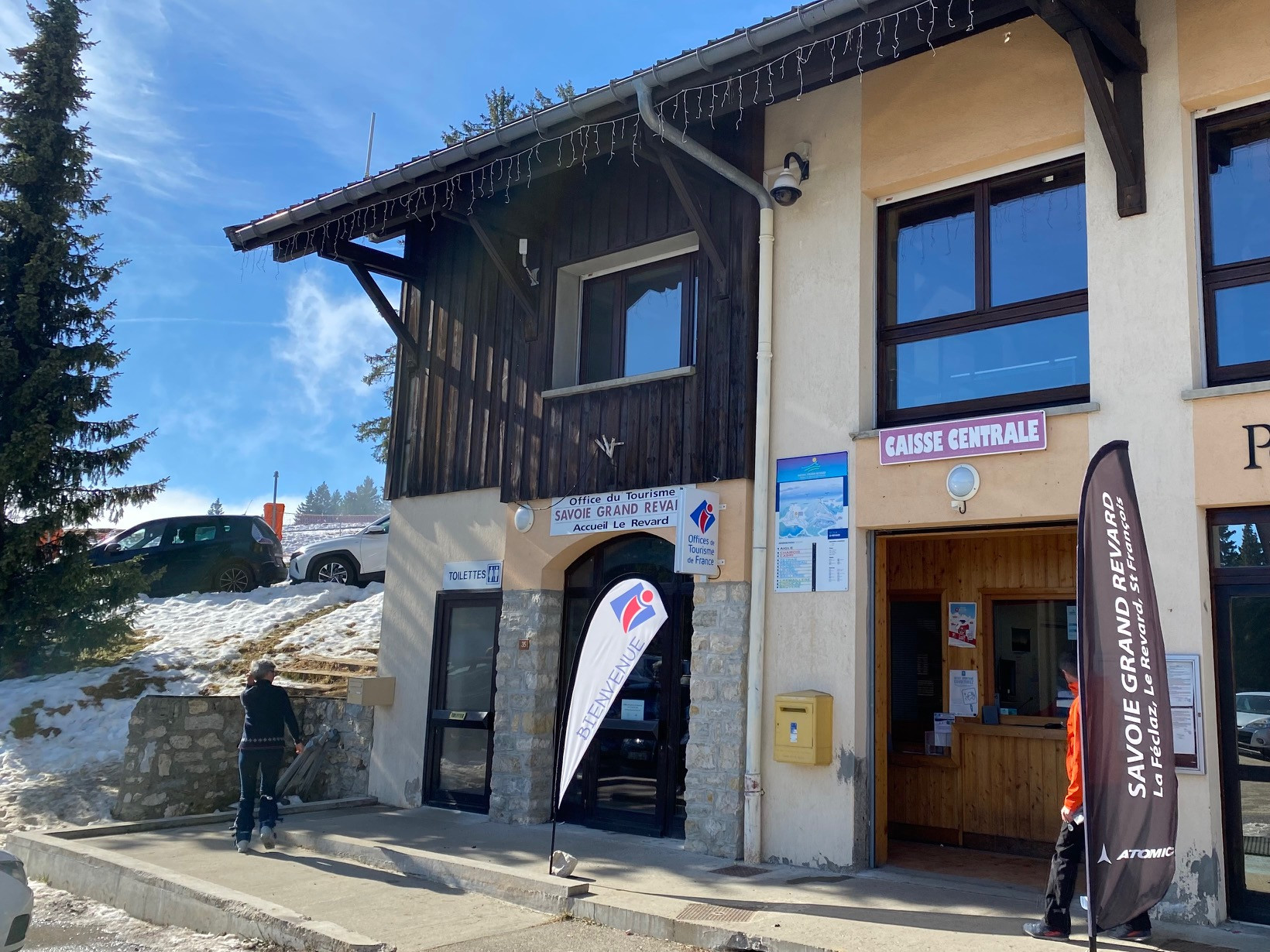Extérieur hiver de l'Office du tourisme place de la crémaillère - station du Revard