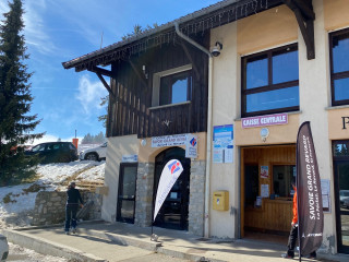 Extérieur hiver de l'Office du tourisme place de la crémaillère - station du Revard